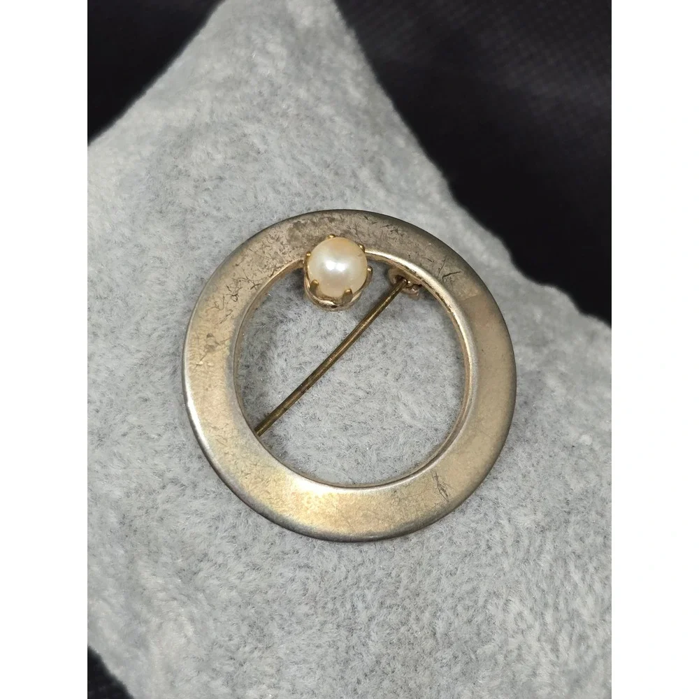Vintage Gold Tone Circle Brooch Faux Pearl Accent Minimalist Round Pin 1 Inch